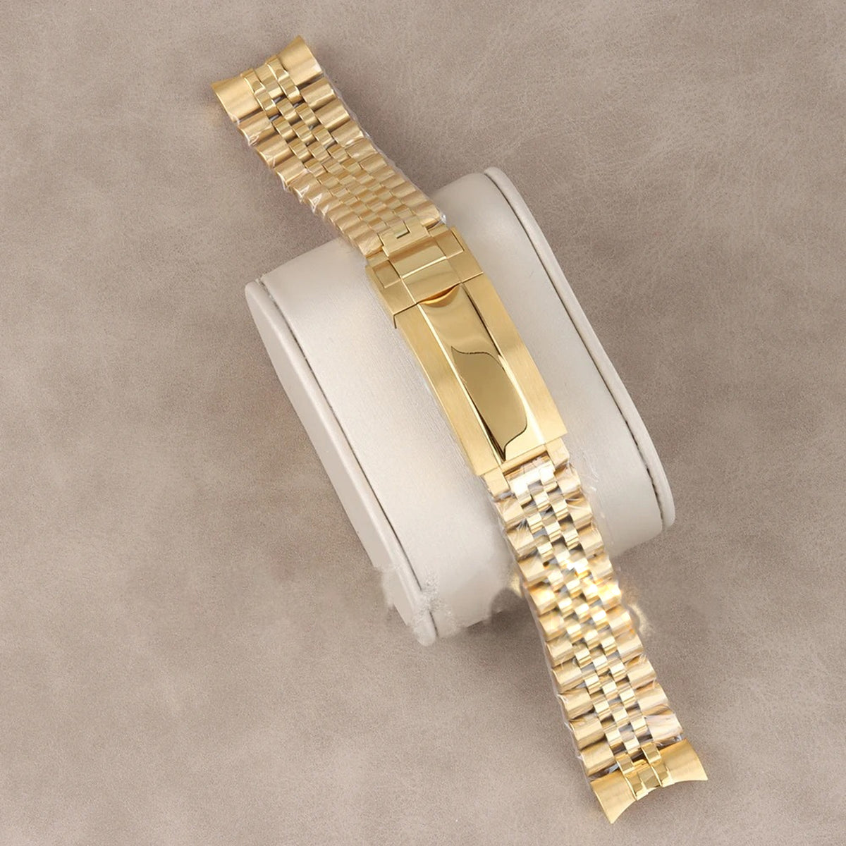 Jubilee bracelet in full yellow gold finish with folding clasp