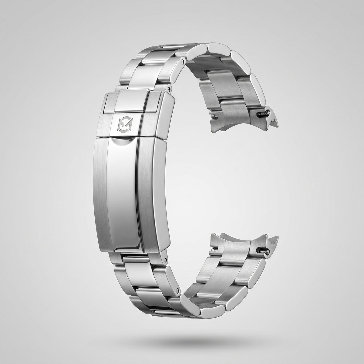 Silver Oyster bracelet 20 mm in 904L steel, brushed outer links and polished centre links, folding clasp engraved with the Chrono Mod logo