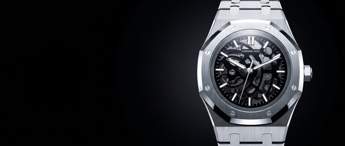 Chrono Mod Apex Black Skeleton, boitier acier 41 mm et cadran squelette, sur fond noir